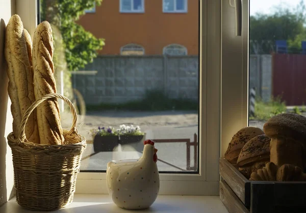 窓の上のヴィンテージウィッカーバスケットのバゲット パンの箱 — ストック写真