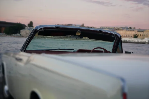 Дорожня Подорож American Classic Convertible Car Білий Кабріолет Заходу Сонця — стокове фото