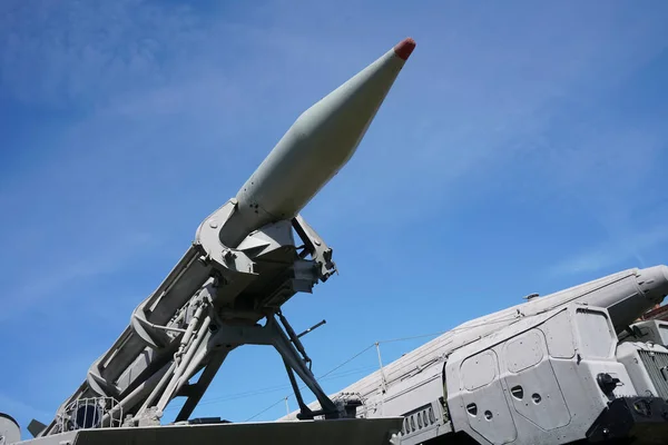 Protiletadlové Rakety Odpalovací Rampě Proti Modré Obloze Rakety Jsou Připraveny — Stock fotografie
