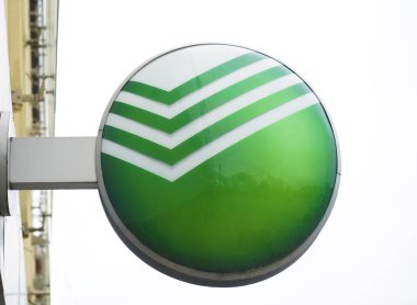 Moskova, Rusya - 20 Haziran 2021: Rusya 'nın en büyük devlet tasarruf bankası Sberbank' ın logosu binanın ön cephesinde.