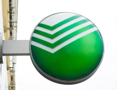 Moskova, Rusya - 20 Haziran 2021: Rusya 'nın en büyük devlet tasarruf bankası Sberbank' ın logosu binanın ön cephesinde.