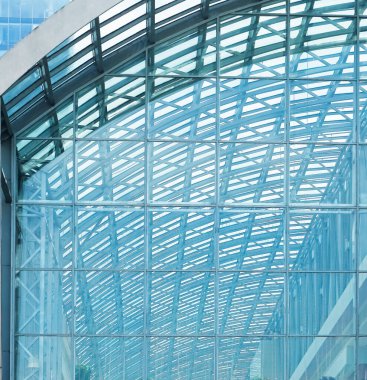 Cam aynalı ofis binasının ön dokusu. Ön cephenin bir parçası. Gündüz vakti iş bölgesindeki modern gökdelenlerin alt manzarası .