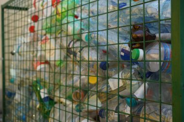  Geri dönüşüm için plastik şişelerin toplanması için kullanılan metal ağ kutusu. çöp sıralama