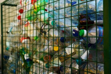  Geri dönüşüm için plastik şişelerin toplanması için kullanılan metal ağ kutusu. çöp sıralama