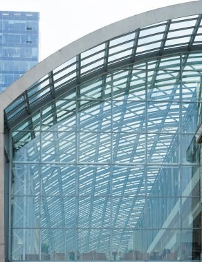 Cam aynalı ofis binasının ön dokusu. Ön cephenin bir parçası. Gündüz vakti iş bölgesindeki modern gökdelenlerin alt manzarası .