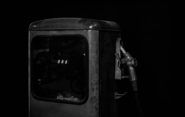 Eski benzin istasyonunun yıllanmış ve yıpranmış fotoğrafı. Yıllanmış ve yıpranmış eski bir benzin pompası. Siyah arkaplanda izole. 