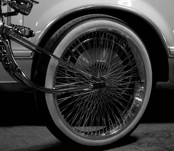 Часть Велосипедного Колеса Спицами Заднем Плане Автомобиля Велосипедное Колесо Роскошного — стоковое фото
