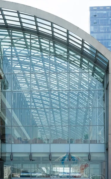 Fasadstruktur Spegelvänd Kontorsbyggnad Glas Fragment Fasaden Bottenvy Över Moderna Skyskrapor — Stockfoto