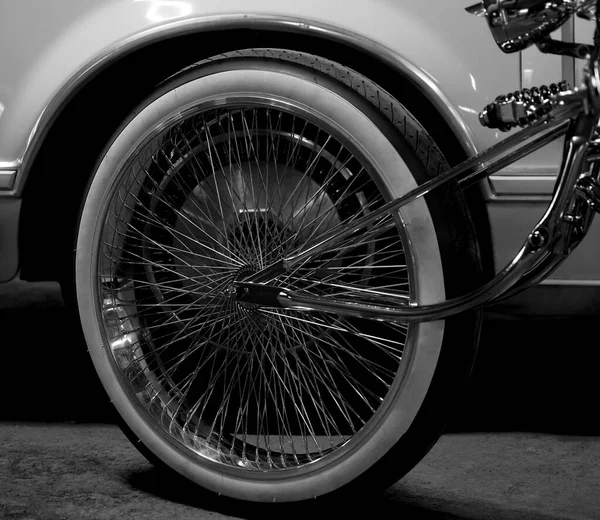 Часть Велосипедного Колеса Спицами Заднем Плане Автомобиля Велосипедное Колесо Роскошного — стоковое фото