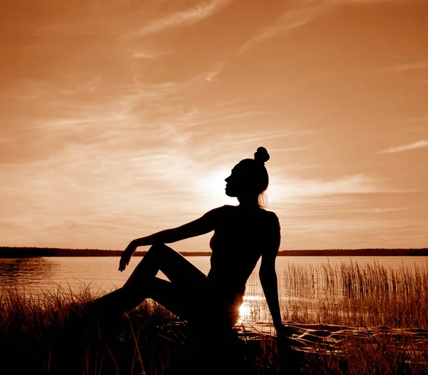 Silhouette Fille Assise Sur Plage Une Fille Maillot Bain Assoit — Photo