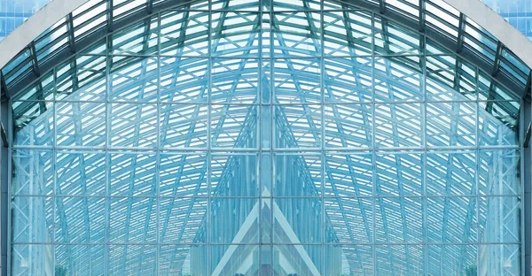 玻璃窗的立面纹理反映了办公大楼 立面的碎片 光天化日之下商业区现代摩天大楼的底景 — 图库照片