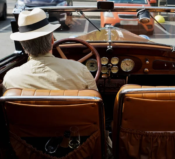 Vista Interior Clássico Carro Retro Luxo Sendo Conduzido Pelo Homem — Fotografia de Stock