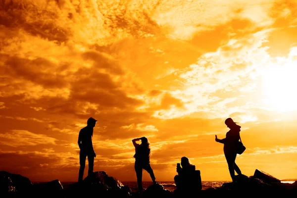 Silhouettes Young People Beach Looking Sunrise Group Four People Taking — Stock Photo, Image