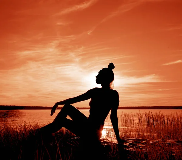 Silhouette Fille Assise Sur Plage Une Fille Maillot Bain Assoit — Photo