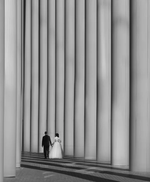 Couple Love Bride Groom Walking Big White Column Back View — Stock Photo, Image