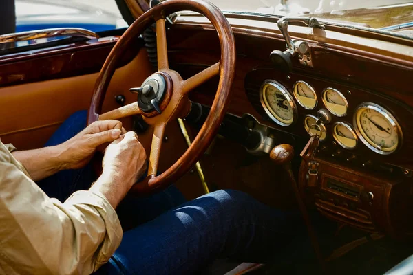 Wewnątrz Widok Klasycznego Luksusowego Samochodu Retro Prowadzonego Przez Człowieka Detal — Zdjęcie stockowe