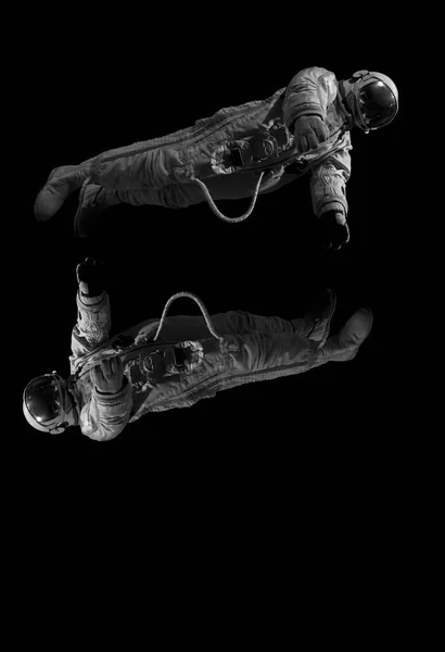 Astronaut Bílém Skafandru Izolovaný Černém Pozadí — Stock fotografie
