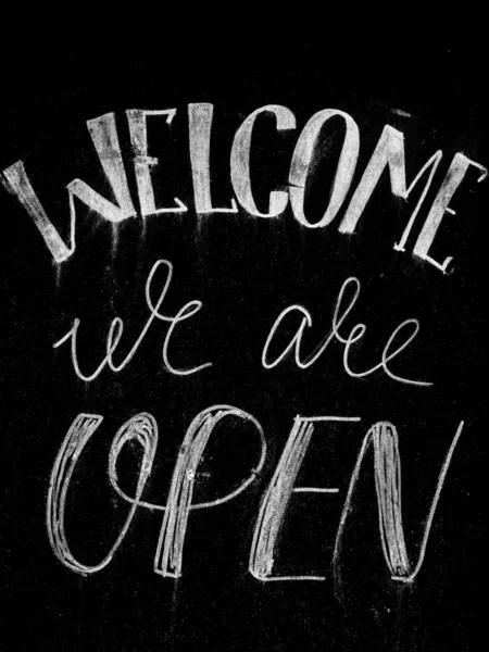 Vítejte Máme Otevřeno Black Chalkboard Nápis Jsme Otevřeni Křídou Tabuli — Stock fotografie