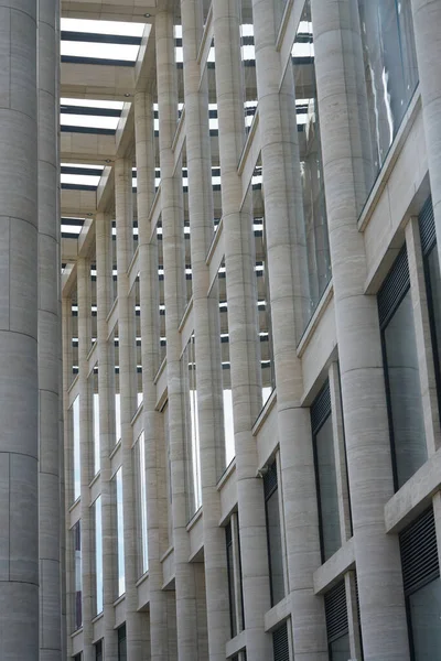 Estrutura Colunas Compostas Apoio Telhado Edifício Aeroporto Arquitetura Preto Branco — Fotografia de Stock