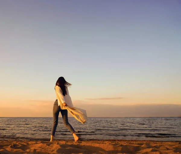 Mulher Elegante Com Cabelo Ventoso Sacola Andando Praia Areia Para — Fotografia de Stock