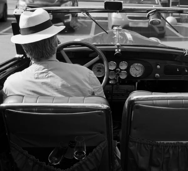 Vista Interior Del Clásico Coche Retro Lujo Conducido Por Hombre — Foto de Stock