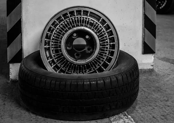 Car Tire Aluminum Alloy Wheel Used Wheel Retro Car White — Stock Photo, Image