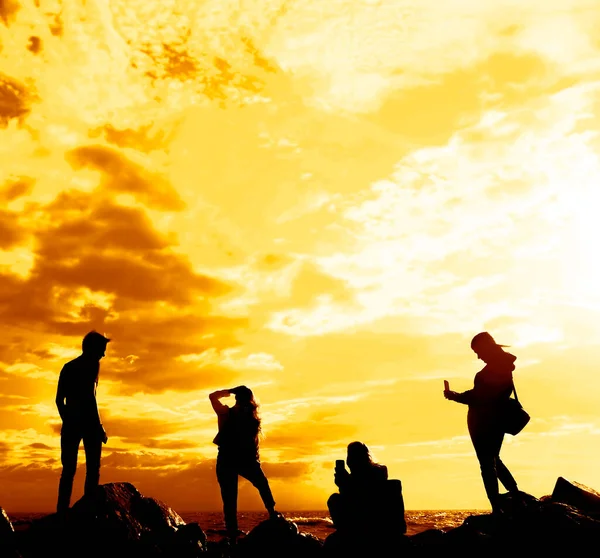 Силуэты Молодых Людей Пляже Смотрящих Восход Солнца Группа Четырех Человек — стоковое фото