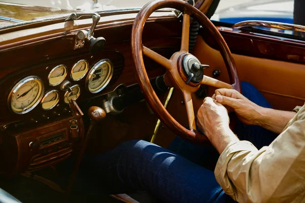 Wewnątrz Widok Klasycznego Luksusowego Samochodu Retro Prowadzonego Przez Człowieka Detal — Zdjęcie stockowe