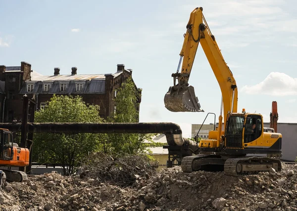 Excavadora Amarilla Cargando Camión Volquete Con Escombros Basura Después Demolición —  Fotos de Stock