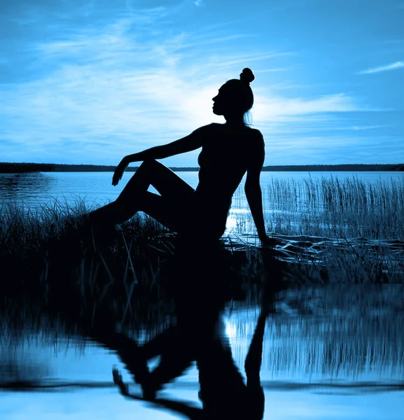 Silhouette Eines Mädchens Strand Ein Mädchen Badeanzug Sitzt Einsam Strand — Stockfoto