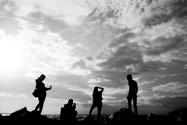 Silhouettes Jeune Sur Une Plage Regardant Lever Soleil Groupe Quatre — Photo