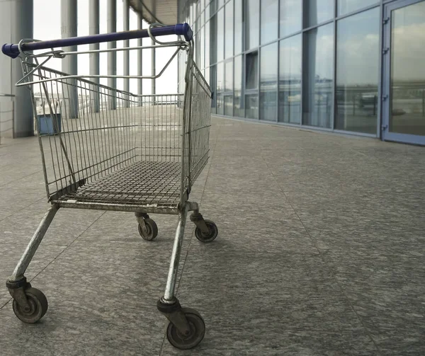 Süpermarketin Otoparkında Boş Alışveriş Arabası — Stok fotoğraf
