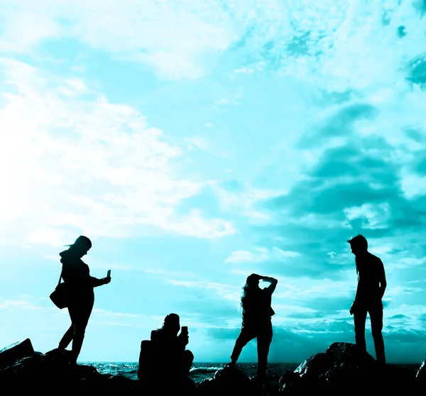 Силуети Молодь Пляжі Дивлячись Схід Сонця Група Чотирьох Людей Приймає — стокове фото