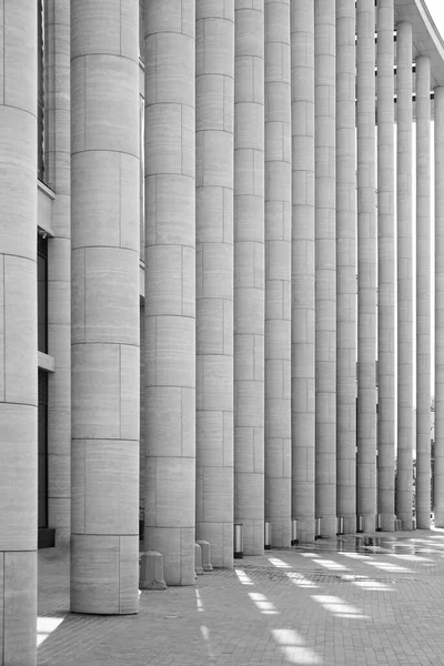 Säulenkonstruktion Die Das Dach Des Flughafengebäudes Stützt Architektur Schwarz Weiß — Stockfoto