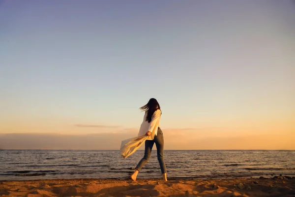 Mulher Elegante Com Cabelo Ventoso Sacola Andando Praia Areia Para — Fotografia de Stock