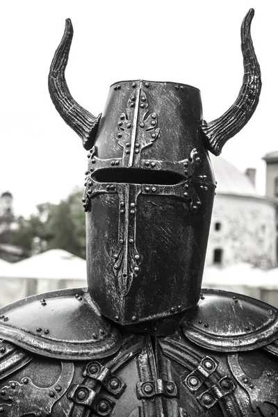 チュートニック ナイト 長い角を持つ古代のヘルメット バイキングヘルメット — ストック写真