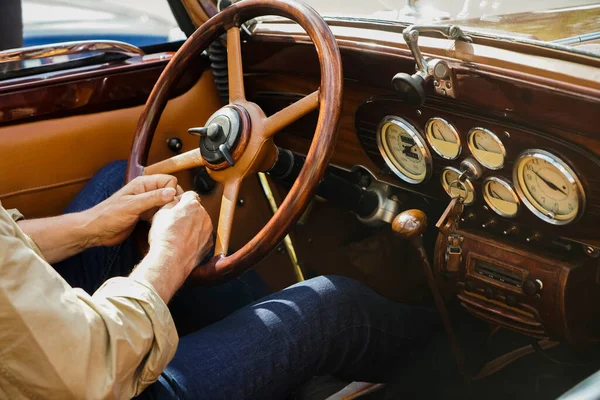 Vista Interior Clássico Carro Retro Luxo Sendo Conduzido Pelo Homem — Fotografia de Stock