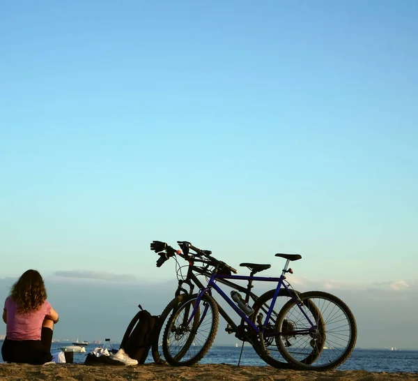 Couple Est Assis Une Plage Bord Lac Avec Des Vélos — Photo