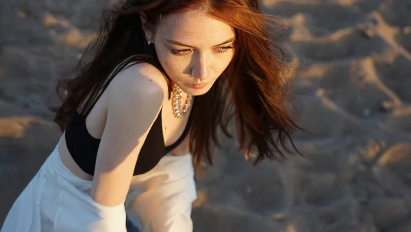 Das Rothaarige Sinnliche Mädchen Einem Weißen Hemd Auf Dem Sand lizenzfreie Stockfotos