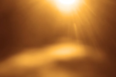 Altın cennet ışığı kavramı. Umut kavramı. Bulanık arka plan. 