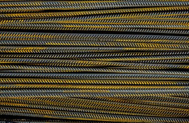 Metal tesisat güçlendirilmiş beton için. Ana inşaat malzemeleri. Arka plan ve paslı demir destek çubukları. Güçlendirme çubuğunda kırmızı turuncu demir oksit rengi