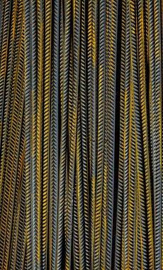 Metal tesisat güçlendirilmiş beton için. Ana inşaat malzemeleri. Arka plan ve paslı demir destek çubukları. Güçlendirme çubuğunda kırmızı turuncu demir oksit rengi