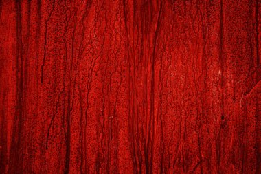 Koyu kırmızı kanlı bir boyanın akıntıları demir çinko bir duvarın arka planında.