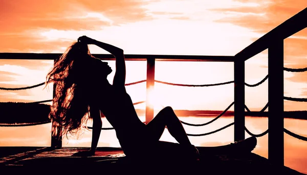 Deniz Kıyısında Oturan Mutlu Kadın Elini Cennete Kaldır Güneşli Gökyüzü — Stok fotoğraf