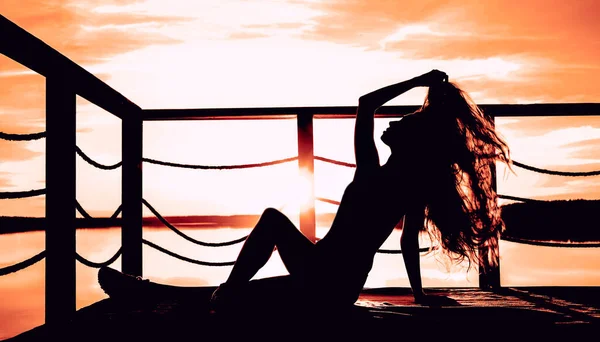 Deniz Kıyısında Oturan Mutlu Kadın Elini Cennete Kaldır Güneşli Gökyüzü — Stok fotoğraf