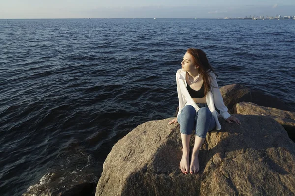 Portrait Young Woman Stones Sea Beautiful Girl Resting Coast Enjoying — Stock Photo, Image