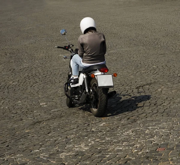 Erwachsener Mann Oder Motorradfahrerin Auf Sportfahrrad Der Stadt Rückansicht — Stockfoto