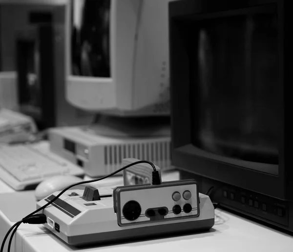 Videoconsola Receptor Televisión Antigua Con Mando Medios Retro Entretenimiento 90S — Foto de Stock