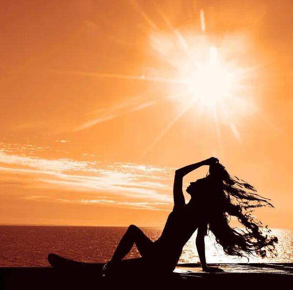 Mulher Feliz Sentada Praia Mão Erguida Para Céu Luz Solar — Fotografia de Stock