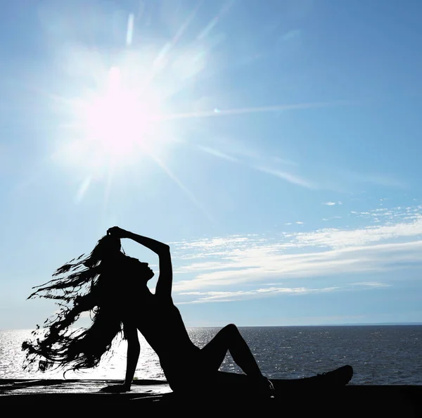 Mulher Feliz Sentada Praia Mão Erguida Para Céu Luz Solar — Fotografia de Stock